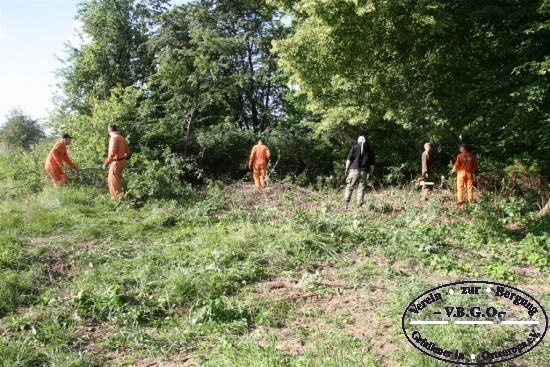 Die Umgebung des Feldlazarettes wird gerodet und von Buschwerk befreit. Die Grundlage fr eine gewissenhafte Grabung wird geschaffen