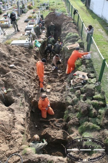 Die Grablage am Rande des Friedhofes ist gefunden – Nachdem die genauen Abmessungen festgestellt sind beginnen wir mit der Bergung der Gefallenen