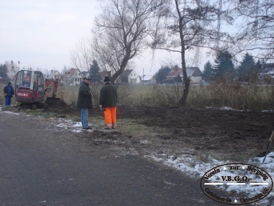 ostroznie zostaja przeprowadzone odkrywki  niestety bez skutku.