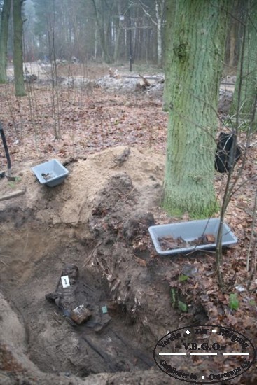 Der erste Gefallene wird in einem Schützenloch gefunden – Hier fand er ein provisorisches Grab