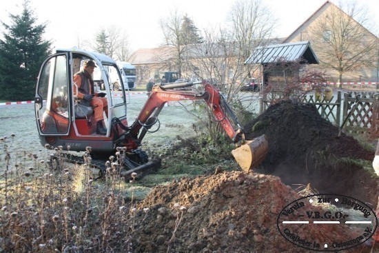 Langsam tragen wir die oberen Erschichten der im Anschluss an die im Mai 2011 liegenden Flche ab