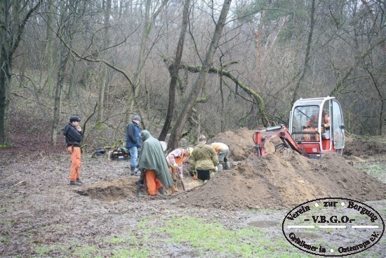 Die Freilegung der Grablage beginnt. Die obere Erdschicht wird mit dem Bagger abgetragen..