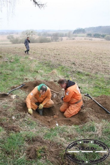 Zwei deutsche Soldaten werden kurz unter der Grasnarbe gefunden und untersucht.
