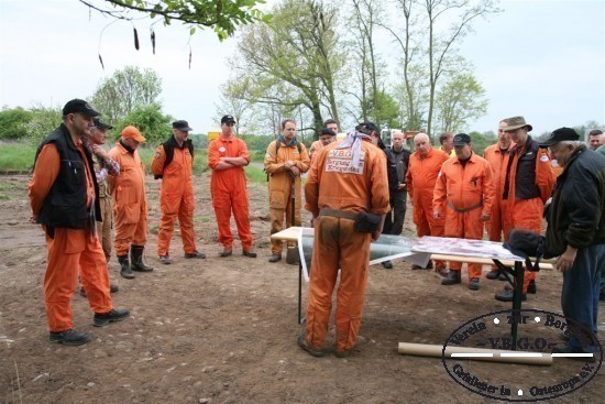 Einsatzbesprechung der Arbeitsgruppe vor Beginn der Freilegungen.