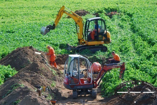 In dem zu bearbeitenden Gebiet wird mit Absprache und Untersttzung des Landwirtes der Oberboden abgetragen.