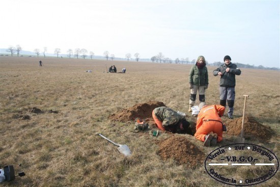 Sowjetische Soldaten werden aus Ihren ehemaligen Schtzenlchern geborgen.