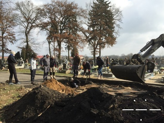 Der Oberboden des Friedhofsweges wird abgetragen.