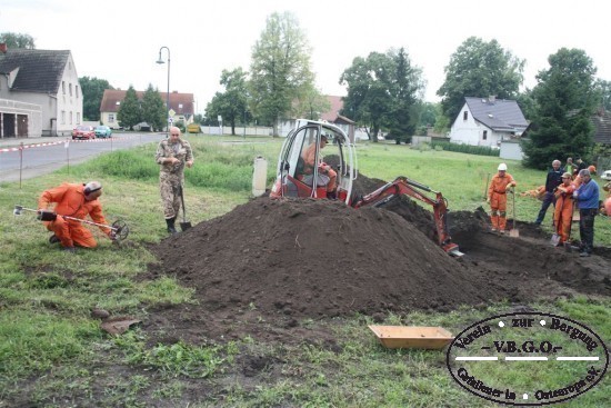 Die Grablage ist gefunden. Der Oberboden wird abgetragen.