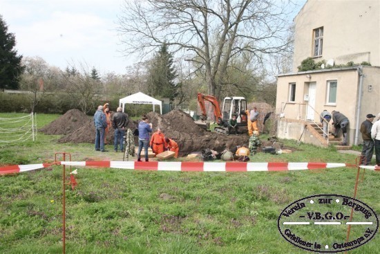 Die ffnung der Grablage in der Dorfmitte von Alt Tucheband beginnt.