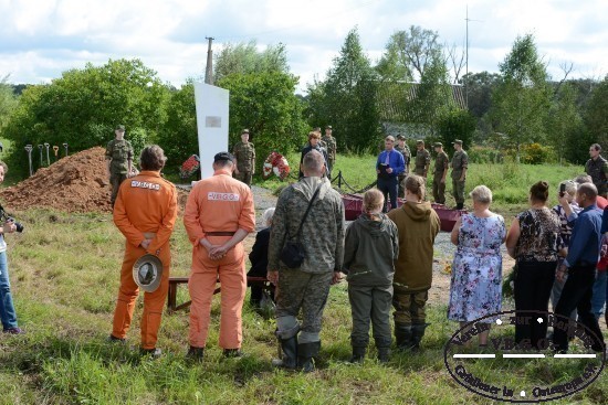 Beisetzung der durch die Gruppe Raid im Frhjahr geborgenen sowjetischen Soldaten