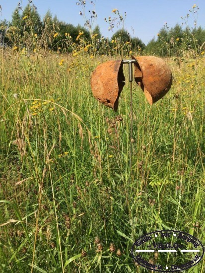 Russische Helme helfen den Spuren der vermissten Rotarmisten zu folgen.