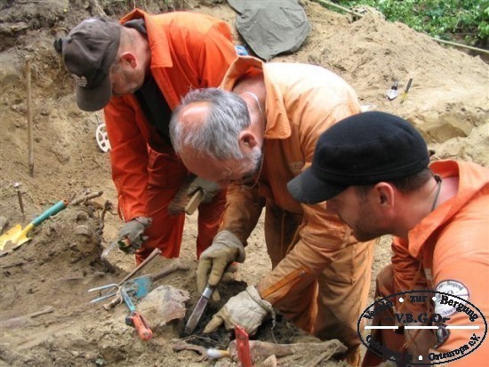 nach stundenlanger sorgsamer Arbeit sind die Abmessungen des ersten Massengrabes eingegrenzt