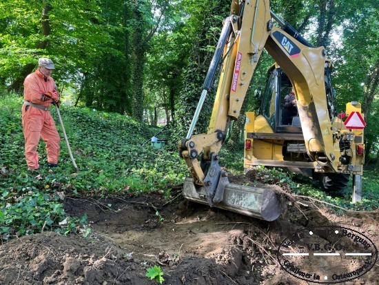 Der Oberboden wird sorgsam abgezogen. Vernderungen in der Bodenstruktur knnen somit erkannt und gedeutet werden.