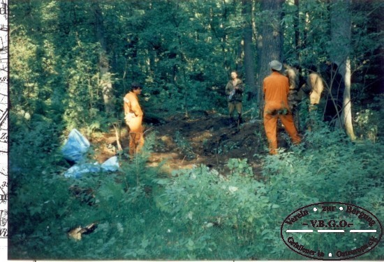 4 deutsche Soldaten werden aus einer ehemaligen MG Stellung geborgen