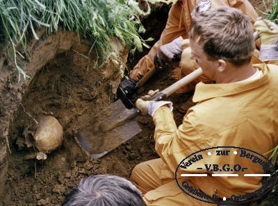 deutsche Soldaten werden durch unsere Gruppe aus einem ehemaligen Erdbunker geborgen