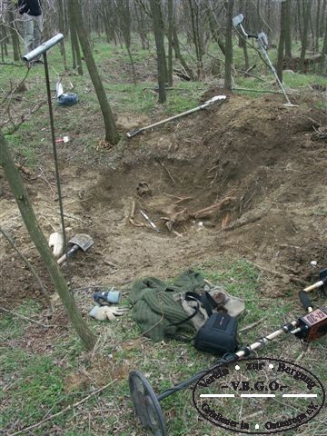 ein sowjetischer Kriegstoter wird aus einem Bombentrichter geborgen