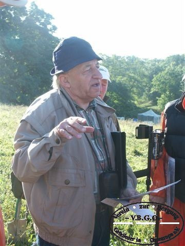 der ehemalige Soldat erklrt uns die Situation in diesem Schtzengraben vor 60 Jahren