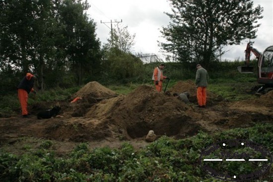 Ein Erdbeer- und Kartoffelfeld wird untersucht - Hier befindet sich ein Massengrab von ca. 20 deutschen Soldaten - trotz unermüdlicher Suche kann die Grablage nicht gefunden werden