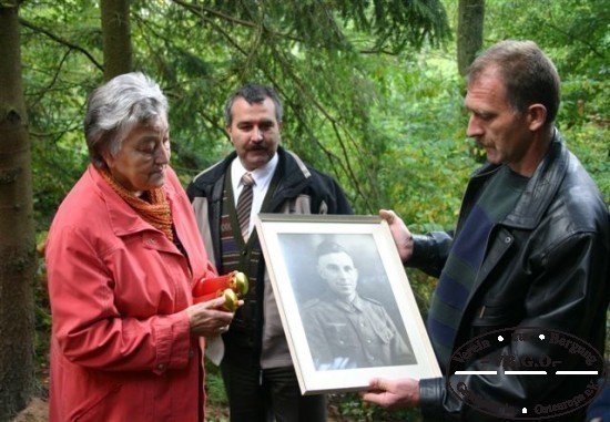 Die Tochter des von uns im Jahre 2007 geborgenen Soldaten mit Ihren Shnen im Dillinger Wald .  - BILD ANKLICKEN FR PRESSEBERICHT -