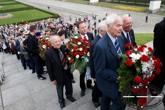 Heinz Mutschinski (ehemals Fahnjunker Unteroffizier GR 1242) -  Albrecht Laue (1. Vorsitzender VBGO e.V.)  Foto: Markus Schreiber AP