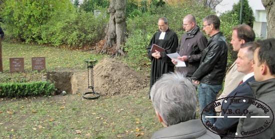 Pastor Gottfried Voß und Alexander Schacht (v.l.) gestalteten die Zeremonie der Beisetzung der Kriegsopfer. Foto: Dr. M. Preisinger.