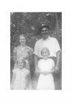Lawrenz Burkett mit seiner Frau und zwei seiner Kinder kurz vor seiner Abreise an die Front 1944 - Gefallen im Dezember 1944 - Geborgen am 16.09.2006